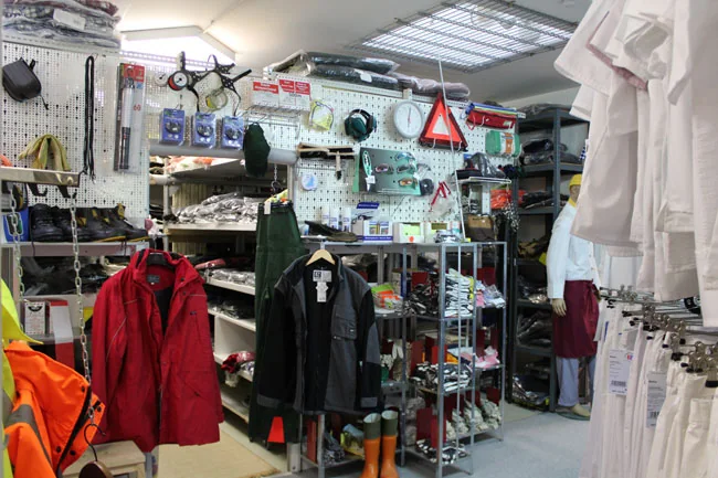 Blick in das Ladengeschäft von Michael Waldenmaier mit Jacken, Schuhen und Berufskleidung