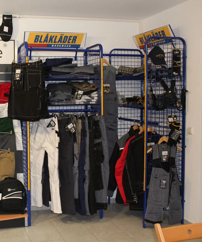 Workwear-Hosen und -Jacken der Marke Blåkläder im Ladengeschäft