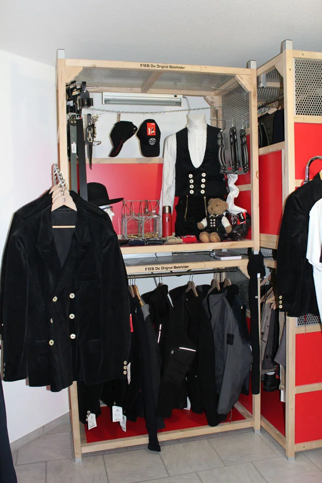 Schwarze Zunftbekleidung und Zunfthüte im Laden