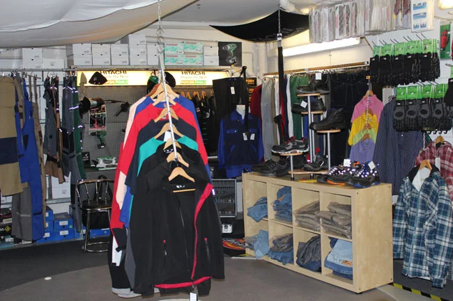 Verkaufsraum mit Arbeitsjacken, Jeans und Schuhen im Regal